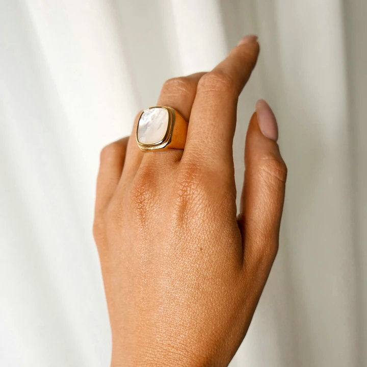 Bague Marée Blanche – Nacre & Acier Inoxydable Doré